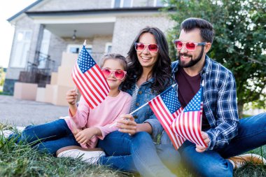 Aile Amerikan bayrakları ve güneş gözlüğü