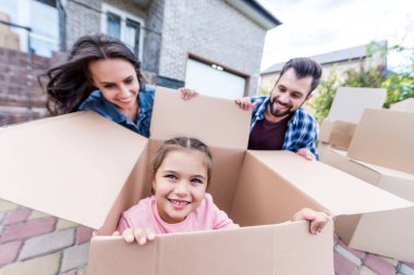 karton kutunun içinde oturan kız