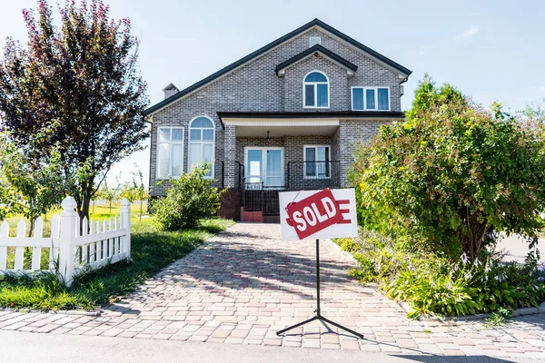 Hus med skylten som säljs — Stockfoto