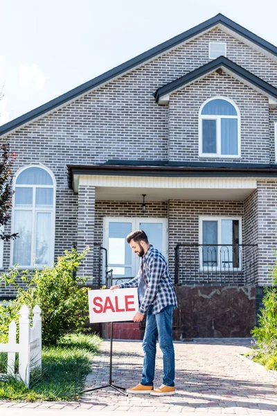 Man selling his house — Stock Photo, Image