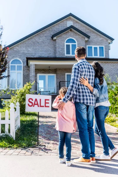 Familie som står og ser på hus på salg – stockfoto