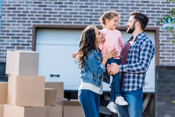 Familia frente a nueva casa —  Fotos de Stock