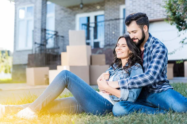 Pareja relajándose en la hierba — Foto de Stock