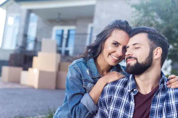 Pareja en frente de casa nueva — Foto de Stock