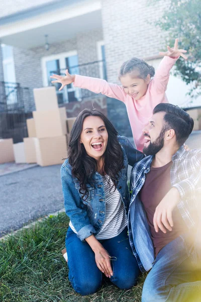 Familjen har roligt tillsammans — Stockfoto