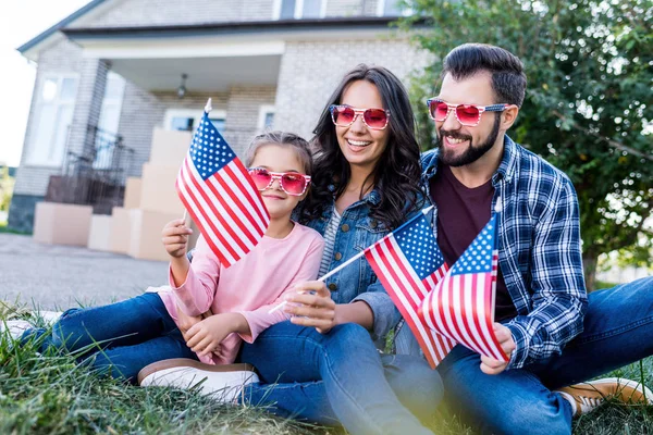 Család amerikai zászlók, juharfalevél és napszemüveg — Stock Fotó