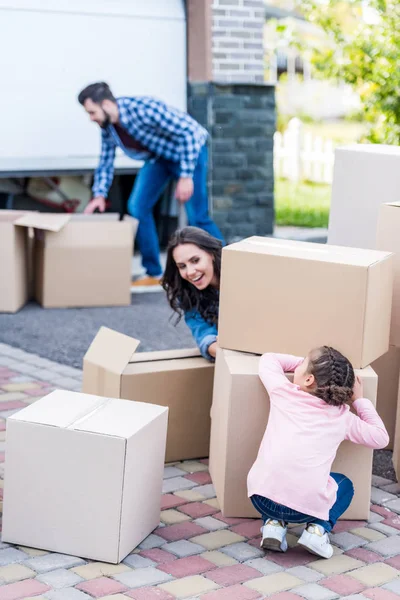 Madre e hija jugando al escondite — Foto de Stock