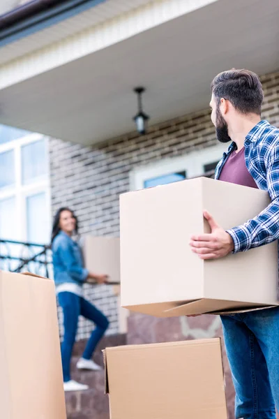 Pareja mudándose a nueva casa — Foto de Stock