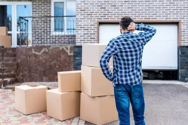 Homme emménageant dans une nouvelle maison — Photo