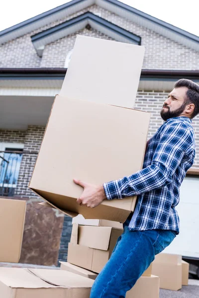 Man verhuizen naar nieuw huis — Stockfoto