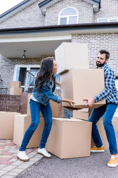 Pareja mudándose a nueva casa — Foto de Stock