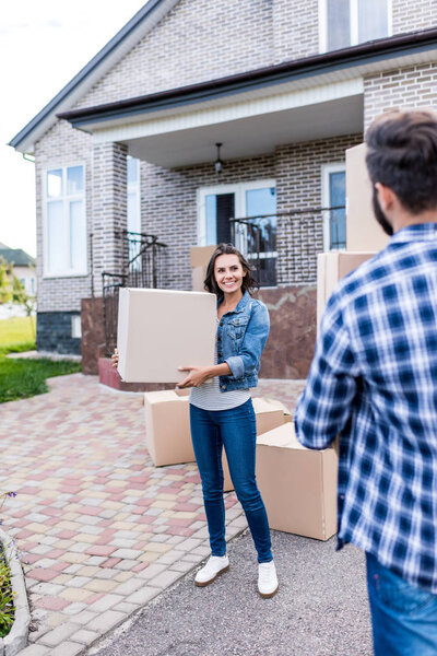 Пара переезжает в новый дом