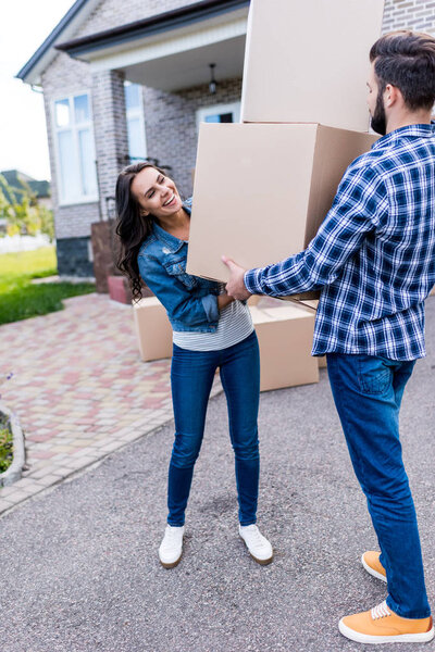Пара переезжает в новый дом
