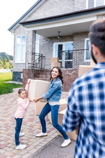 Familie verhuist naar nieuw huis — Stockfoto