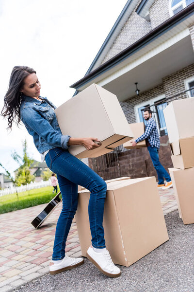 Пара переезжает в новый дом