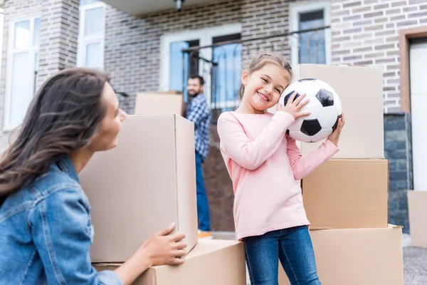 Família se mudando para uma nova casa — Fotografia de Stock