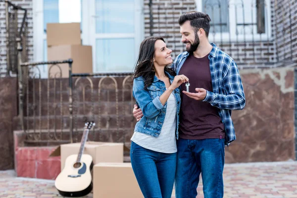 Couple with keys of new house — Stock Photo, Image