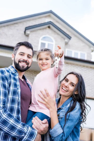 Famiglia che si trasferisce in una nuova casa — Foto Stock