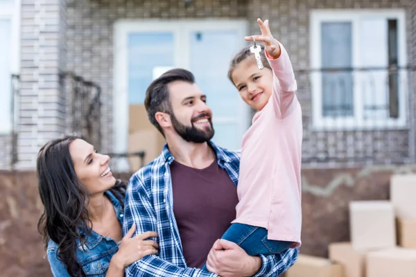 Família se mudando para uma nova casa — Fotografia de Stock