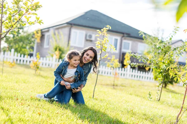 Madre abrazando a su hijita — Foto de Stock