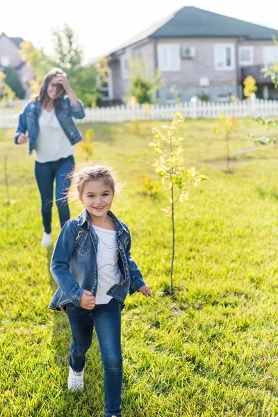 Mother and daughter playing catch-up — Free Stock Photo