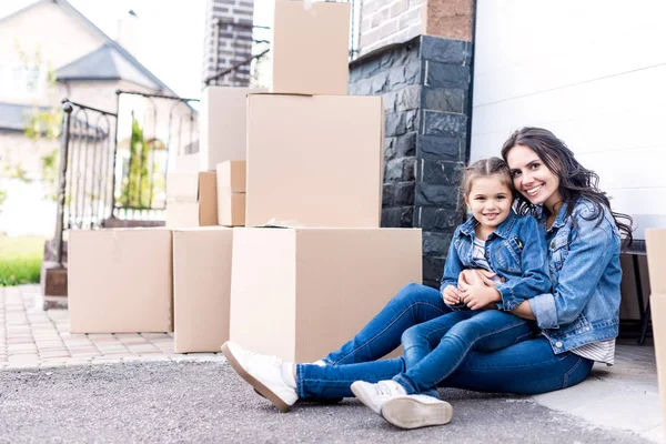 Moeder en dochter verhuizen naar een nieuw huis — Stockfoto