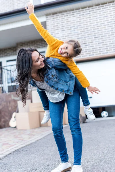 kızını sırtına binme anne