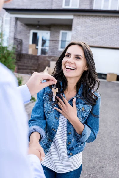 Vrouw kopen nieuwe huis — Stockfoto