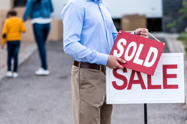 Realtor hanging sold sign — Stock Photo, Image