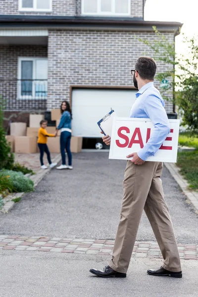 Realtor with sale sign — Stock Photo, Image