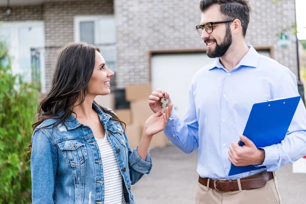 Makelaar en de klant waardoor omgaan — Stockfoto