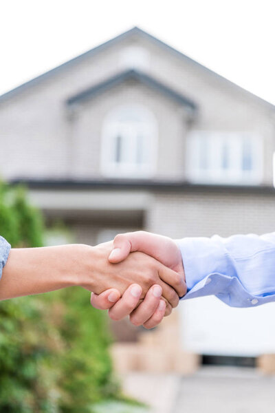 Agente inmobiliario y cliente estrechando las manos — Foto de Stock