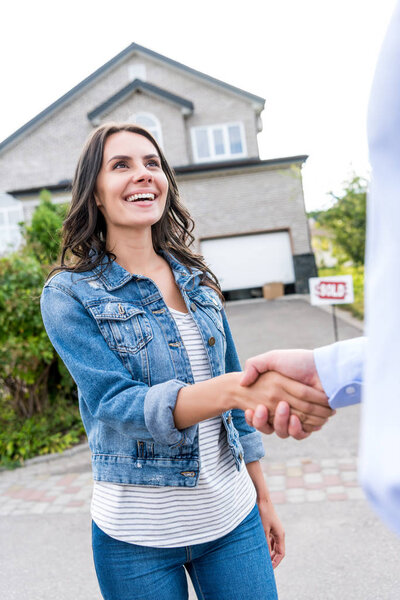 Mujer estrechando la mano con agente inmobiliario — Foto de Stock