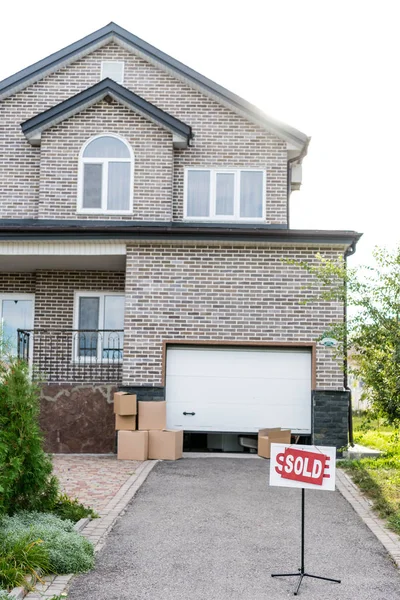 House with signboard sold — Free Stock Photo