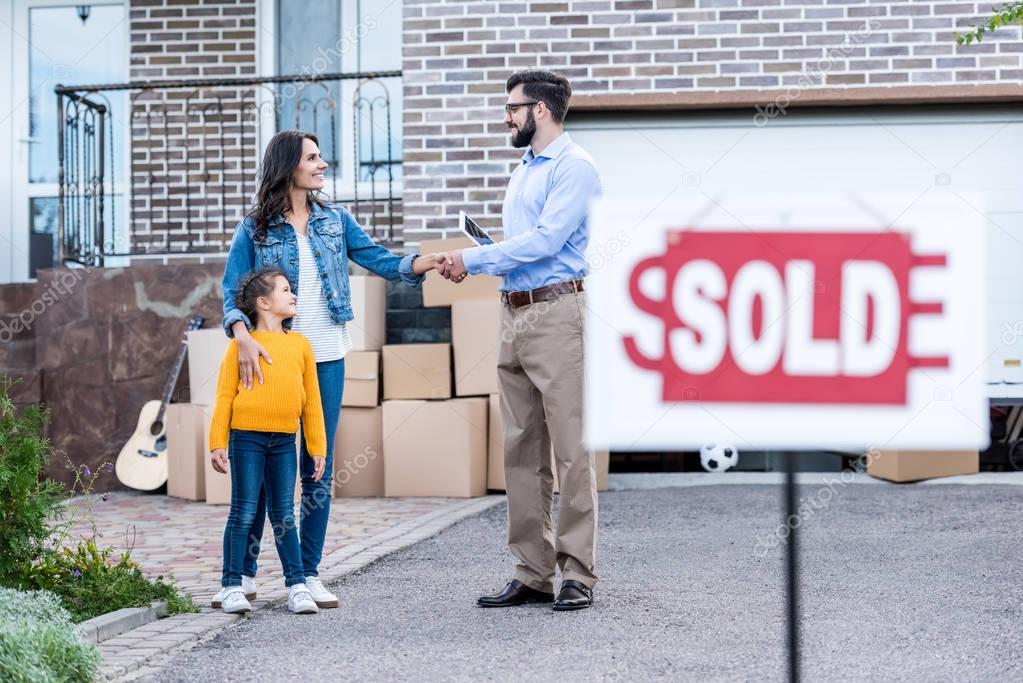 realtor making deal with single mother