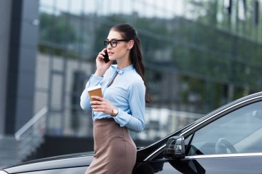 smartphone kahve ile konuşurken işkadını