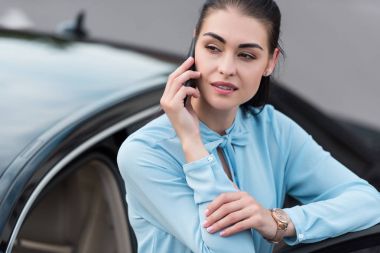 iş kadını smartphone üzerinde konuşuyor