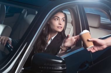 DRIVE-yoluyla içinde kahve almaya kadın