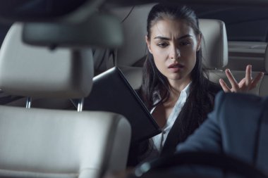 Üzgün binek otomobil sürücüsü azar