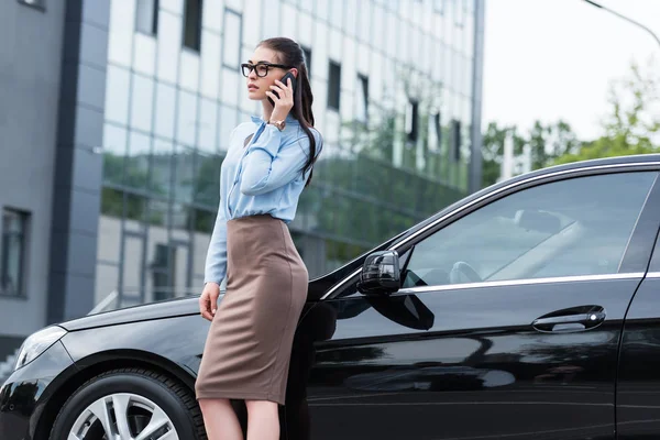 Mujer de negocios hablando en smartphone — Foto de Stock