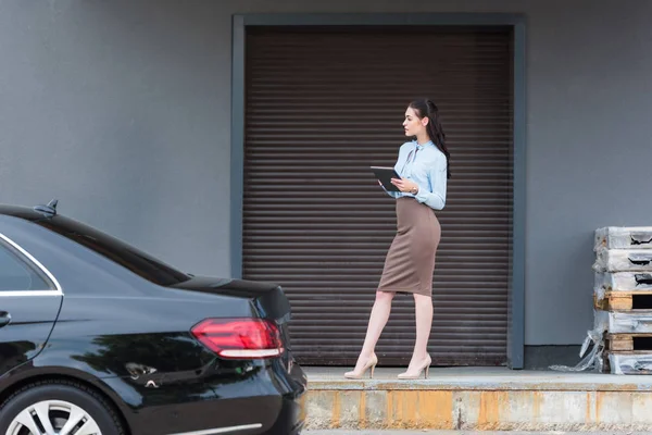 Mujer de negocios con tableta digital —  Fotos de Stock