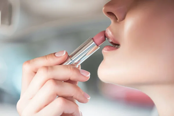 Frau trägt Lippenstift auf — Stockfoto