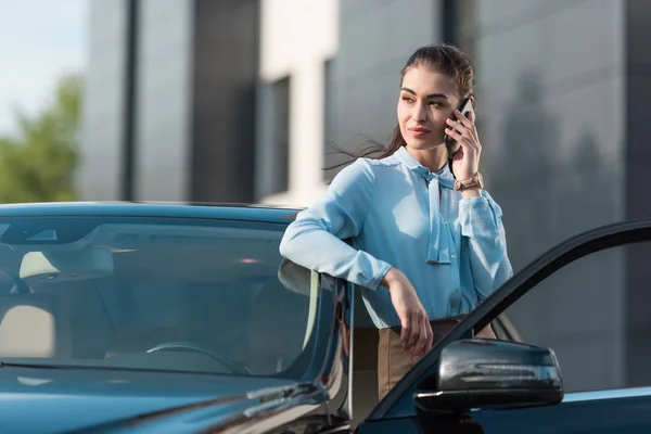 Mujer de negocios hablando en smartphone —  Fotos de Stock