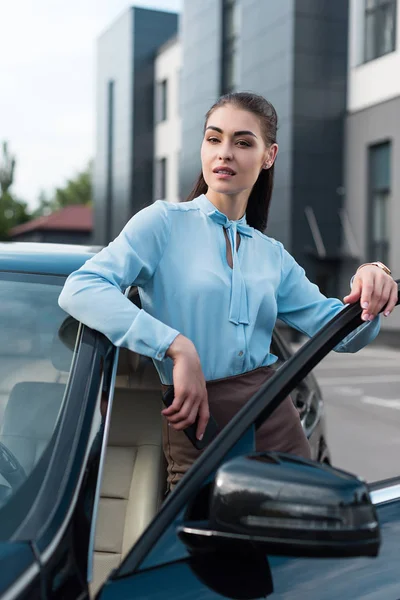 Mujer de negocios caminando fuera del coche — Foto de Stock