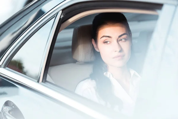 Mulher no banco de trás do carro — Fotografia de Stock