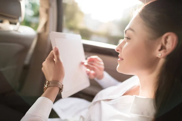 Woman using digital tablet in car — Stock Photo, Image