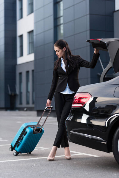 женщина с чемоданом и открытием
 