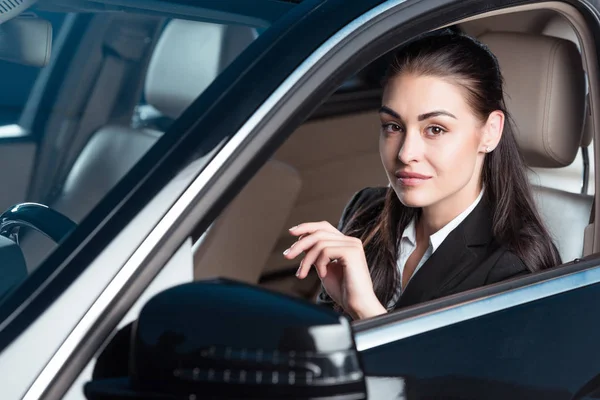 gülümseyen kadın araba sürüş