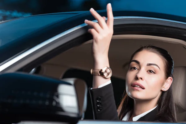 Woman calling drive-through employee — Stock Photo, Image