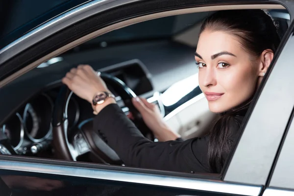 Araba kullanan kadın.